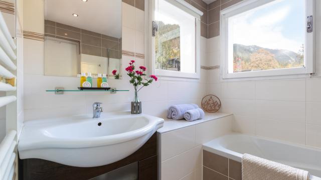 salle de bains de chambre vue mont-blanc chalet hôtel La Sapinière à chamonix