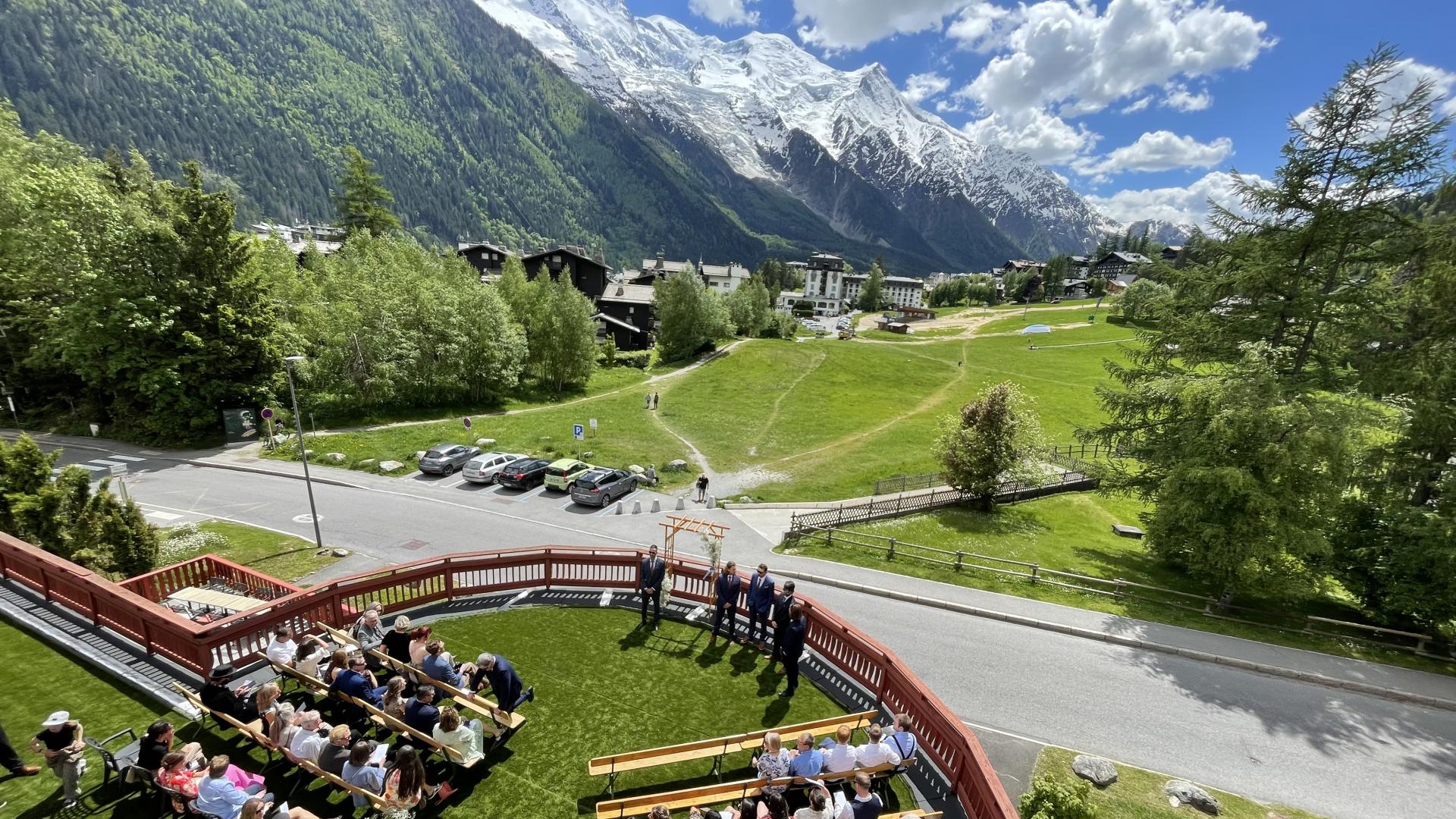 Cérémonie de Mariage Chamonix terrasse lieu extérieur vue sur le Mont-Blanc